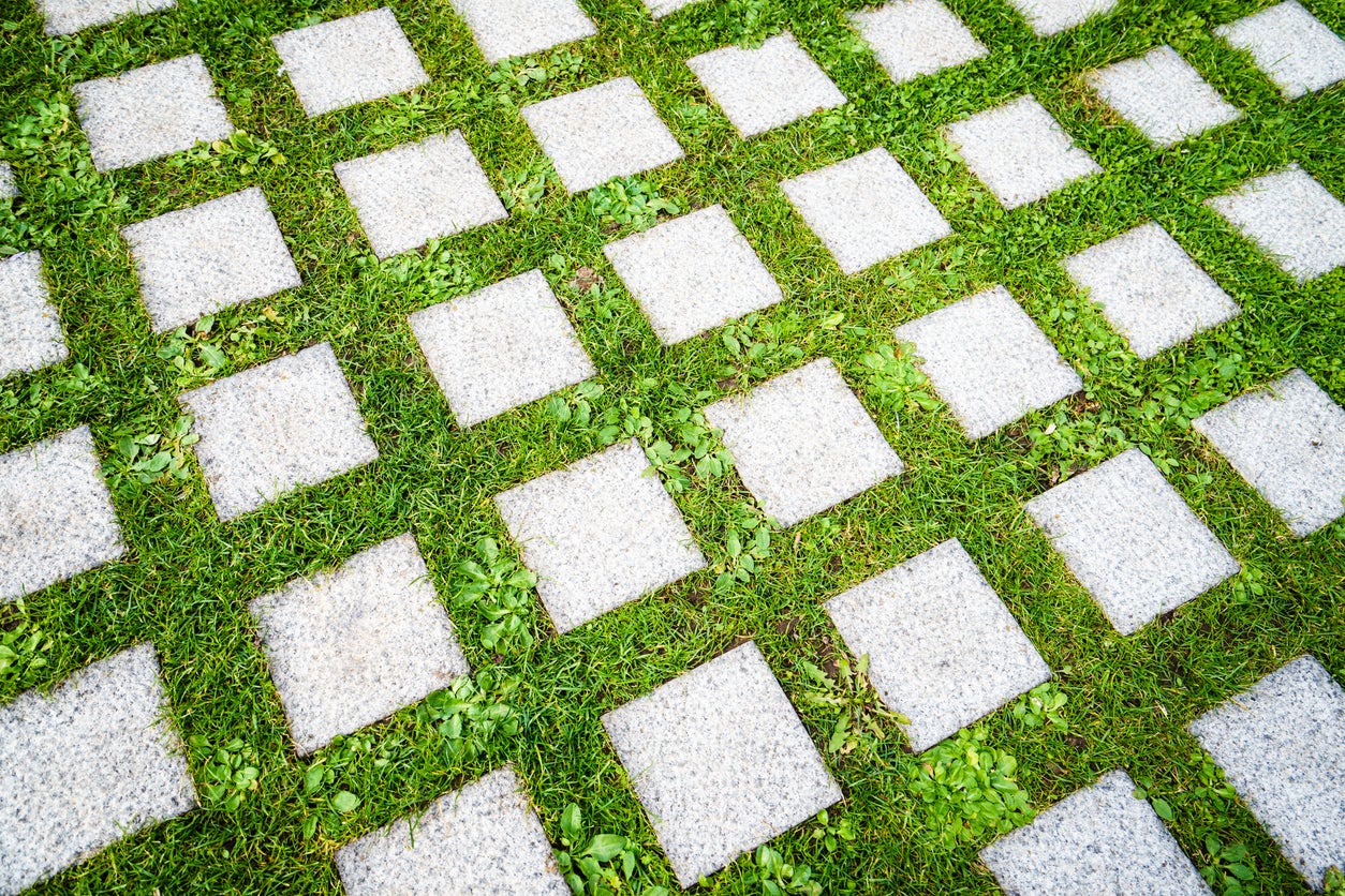 10 Stepping Stone Designs to Elevate Your Garden Pathway