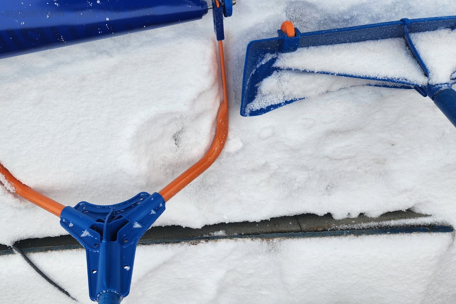 Le râteau à toit Avalanche! repose dans quelques centimètres de neige fraîche avant de subir des tests pratiques.