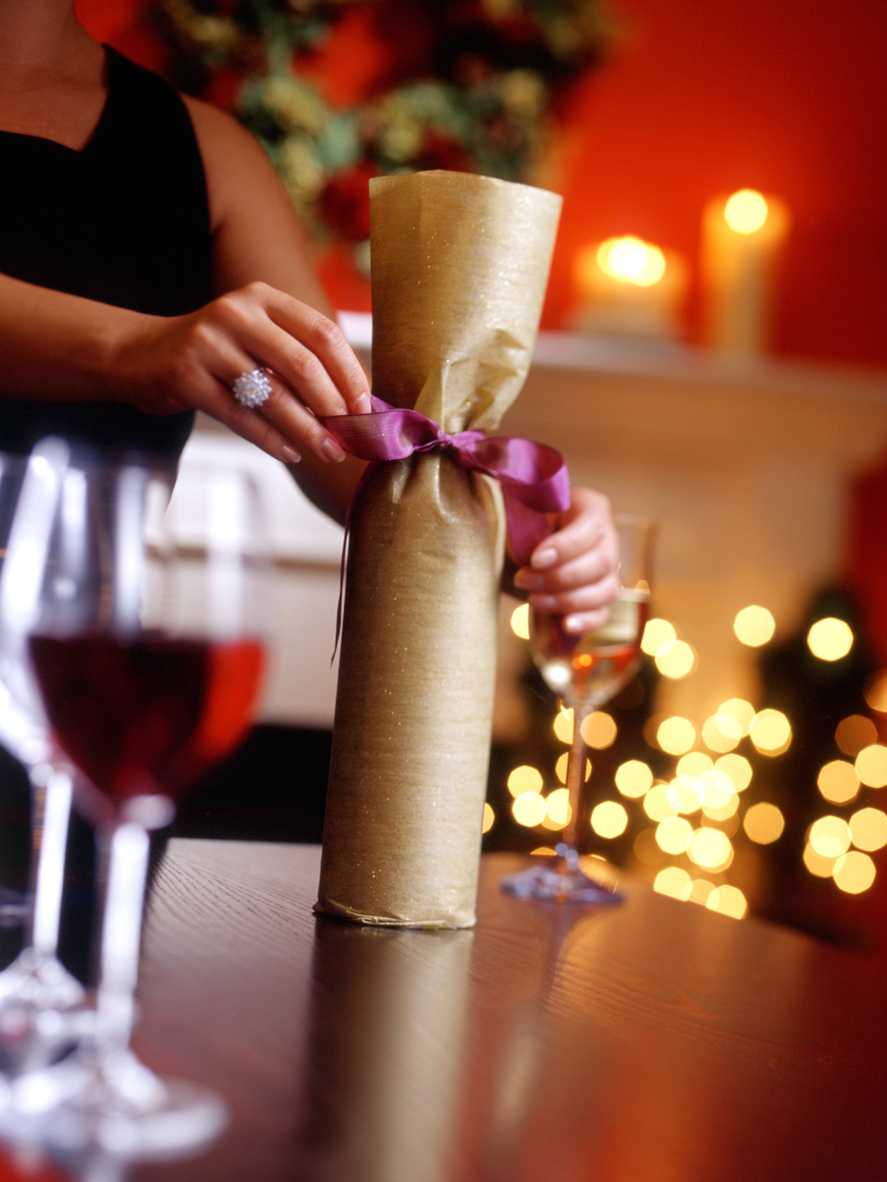 Emballage cadeau d'une bouteille de vin avec un ruban.