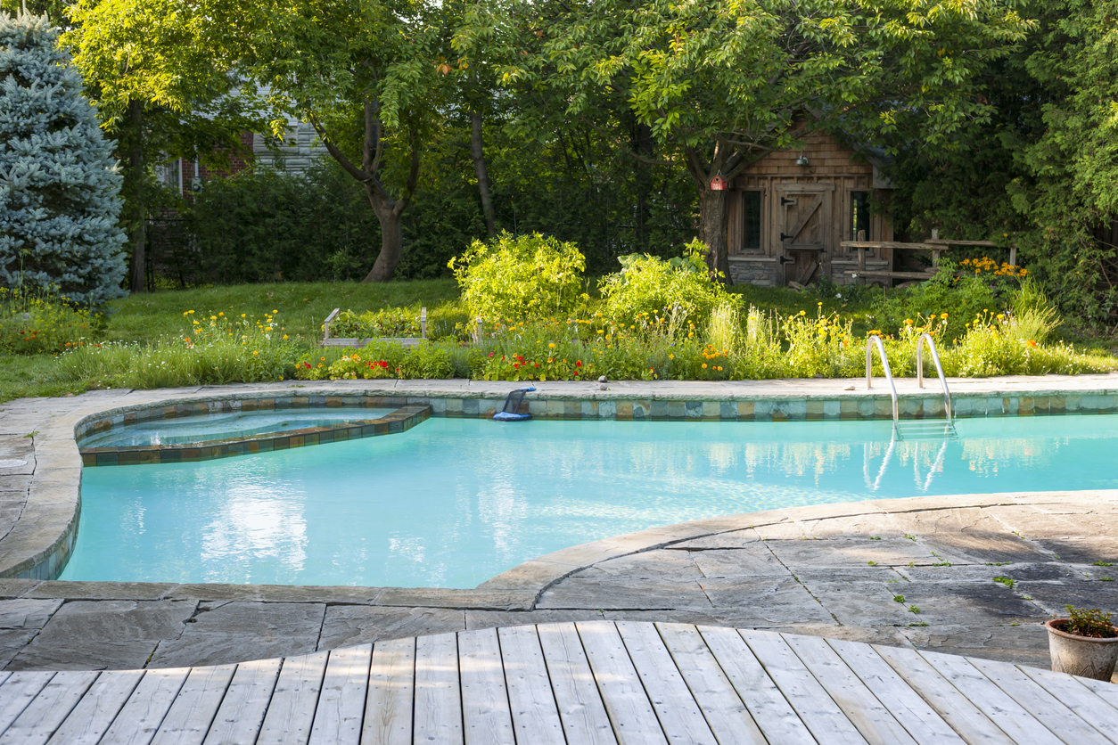 Piscines 101 – Terrasses en bois et en pierre