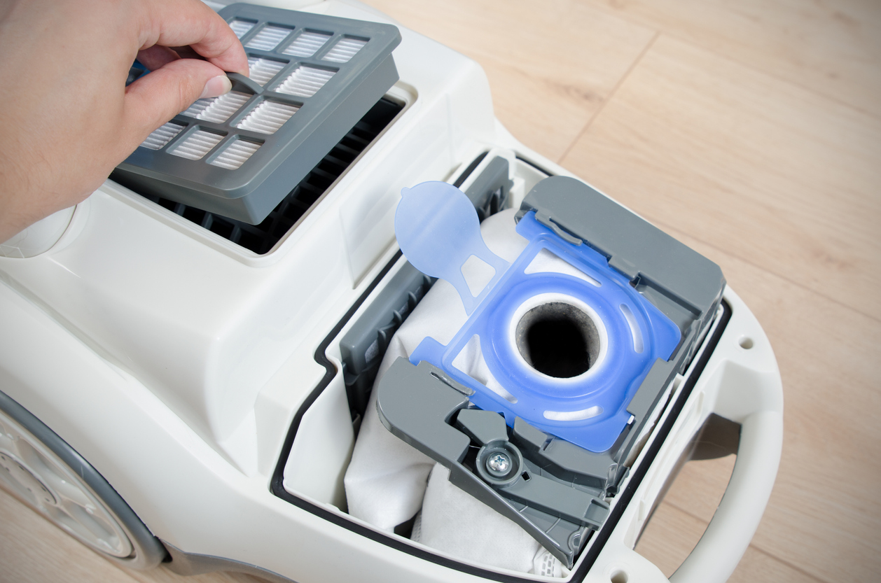 iStock-842452824 doit faire des projets de février en remplaçant le filtre à air dans un aspirateur