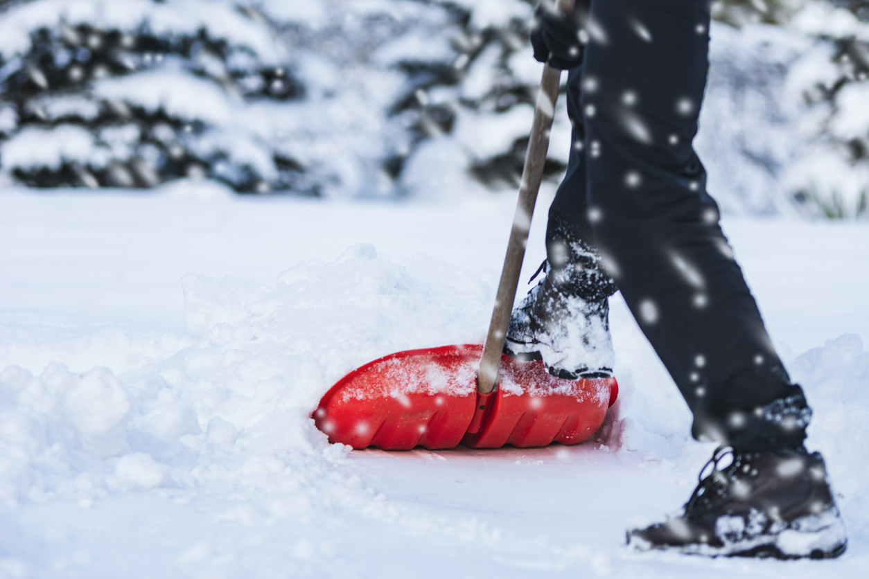 homme pelletant de la neige