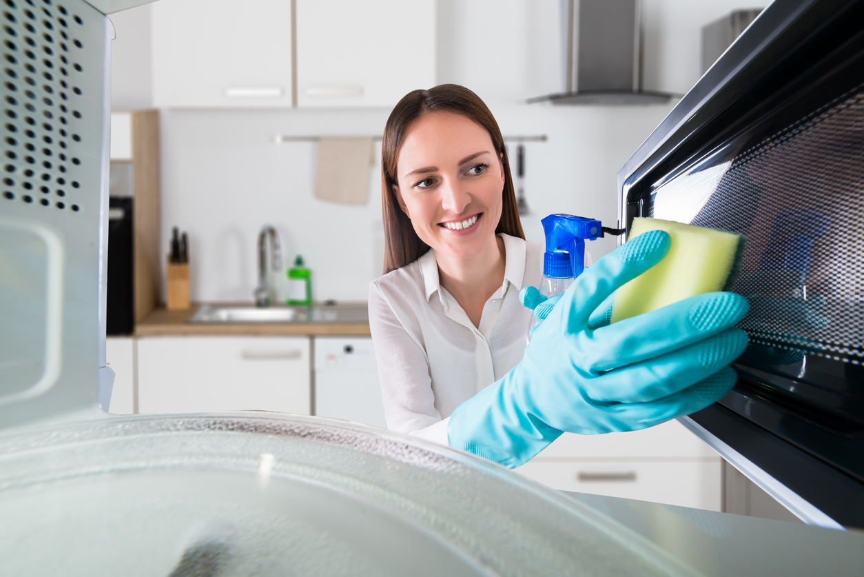 iStock-928088936 appliance maintenance cleaning microwave