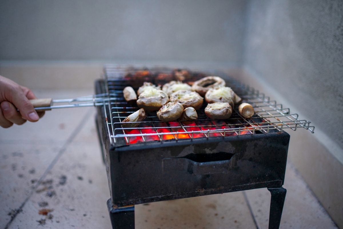 Personne utilisant un petit gril à l'intérieur