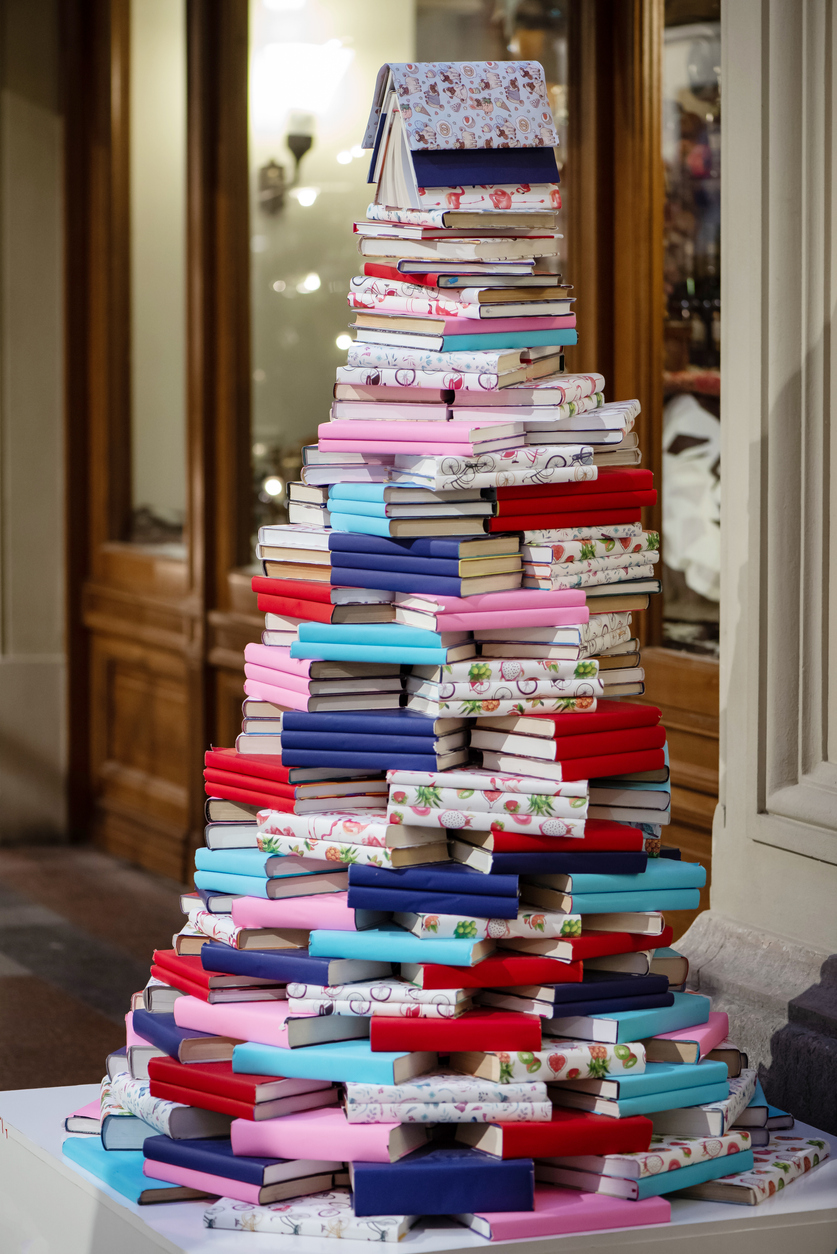 iStock-1283143523 alternatives à l'arbre de Noël arbre à livres