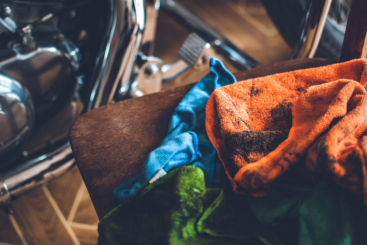 Un tas de chiffons sales et colorés posé à proximité de l'hélicoptère