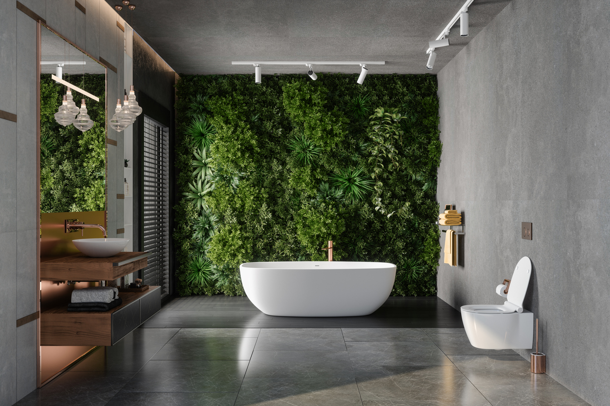 Intérieur de salle de bains de luxe avec baignoire, toilettes, miroir et jardin vertical