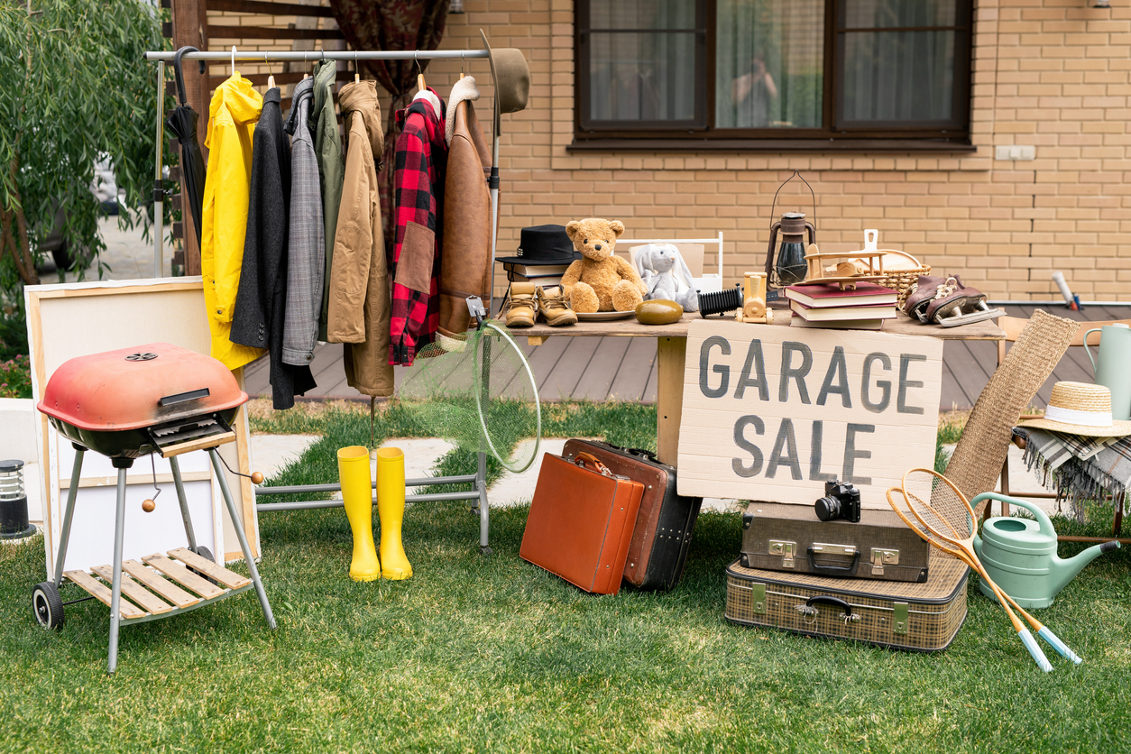 comment se débarrasser d'un vide-grenier avec un gril rouge en vente