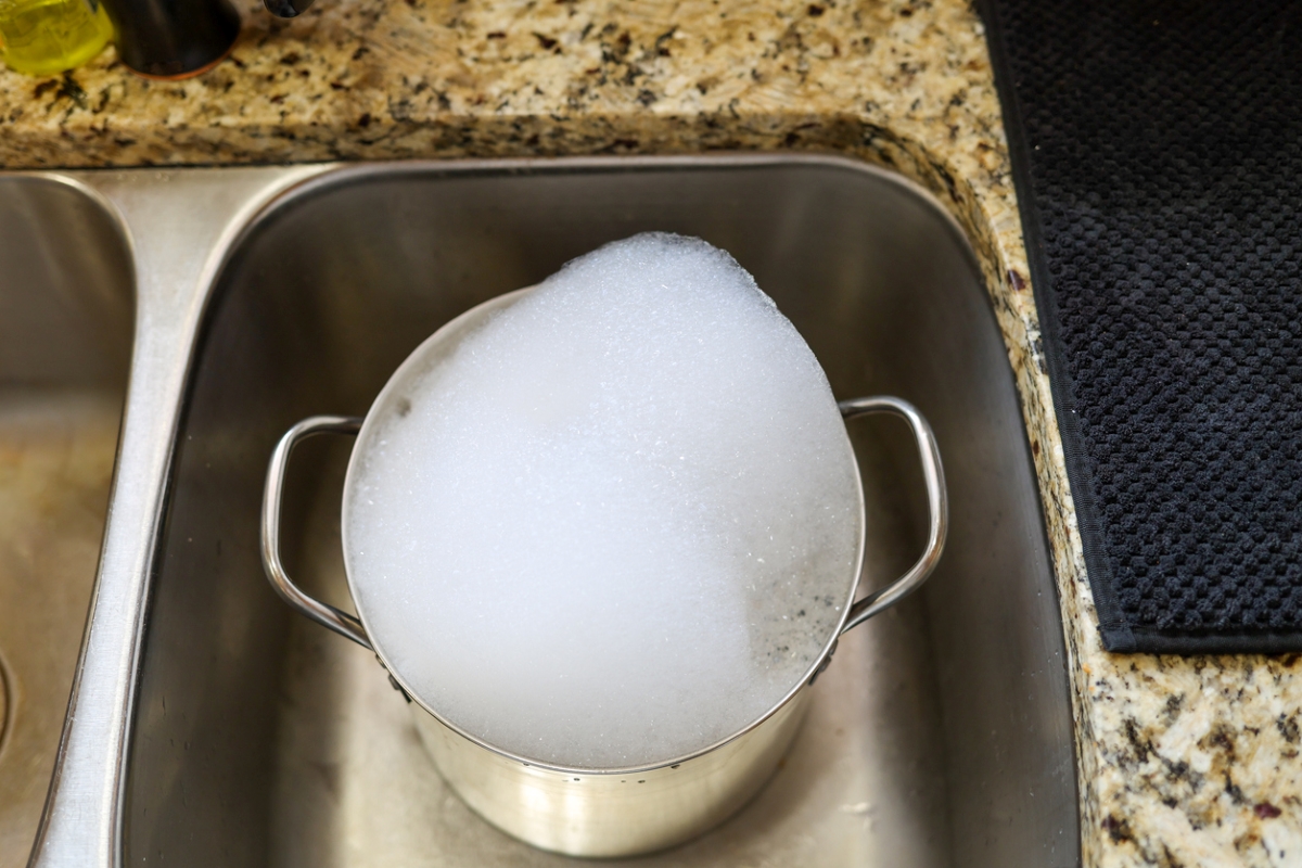 soaking pot with bubbles