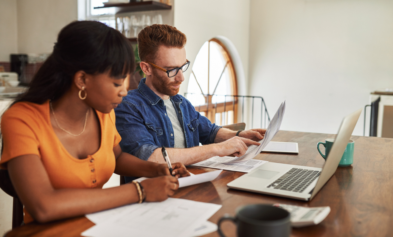 couple faisant ses impôts ensemble