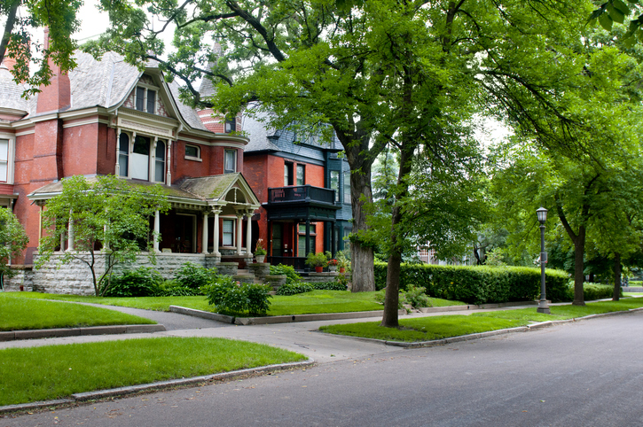 la vérité sur l'achat et la vie dans une vieille maison façade de maison victorienne rouge avec de grands arbres