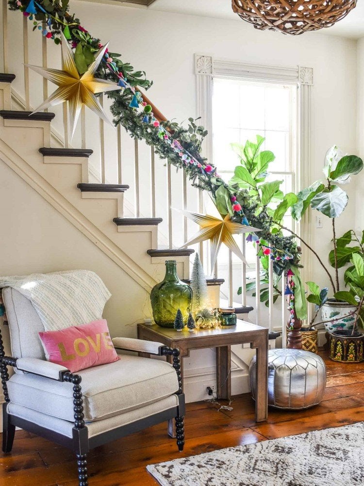 15 Ways to Decorate the Staircase This Holiday Season