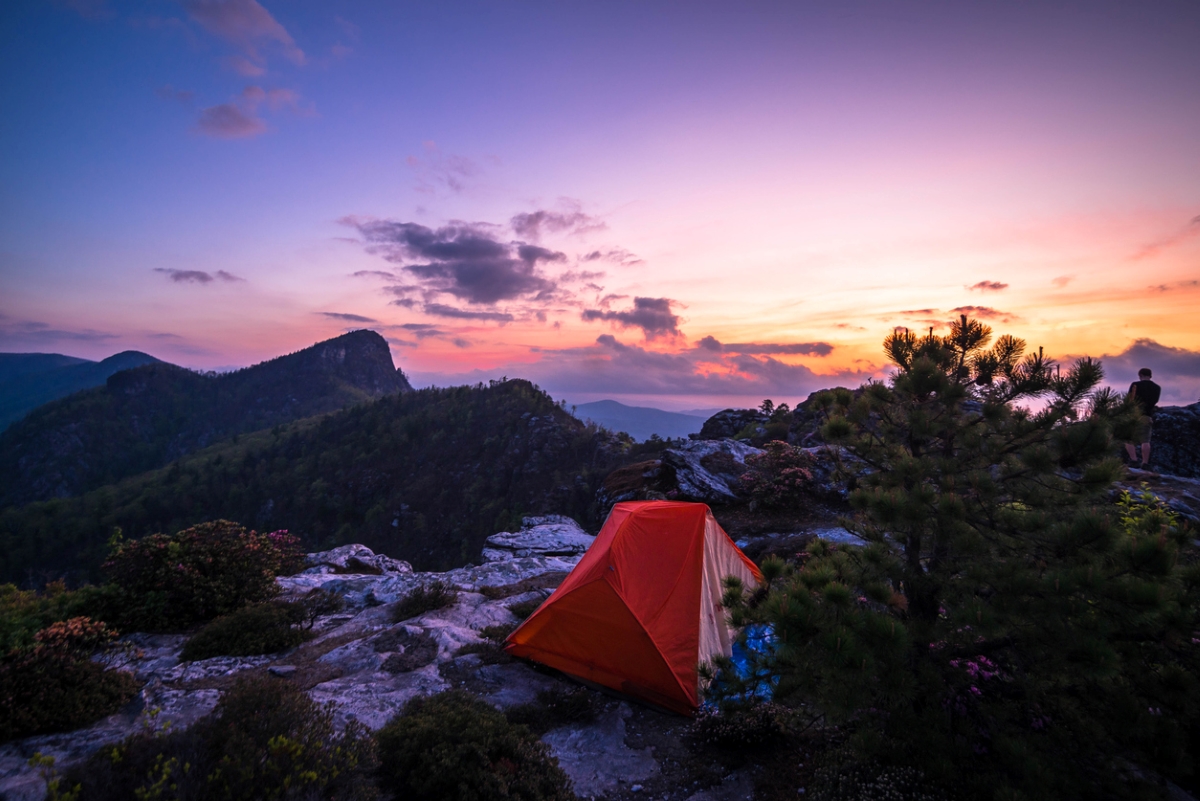 Tente de camping à l'extérieur sous le coucher du soleil