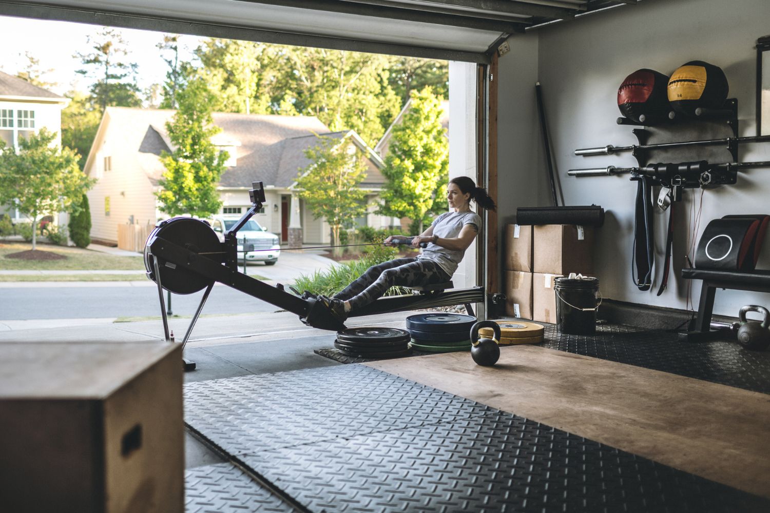 Un garage a été transformé en salle de sport.