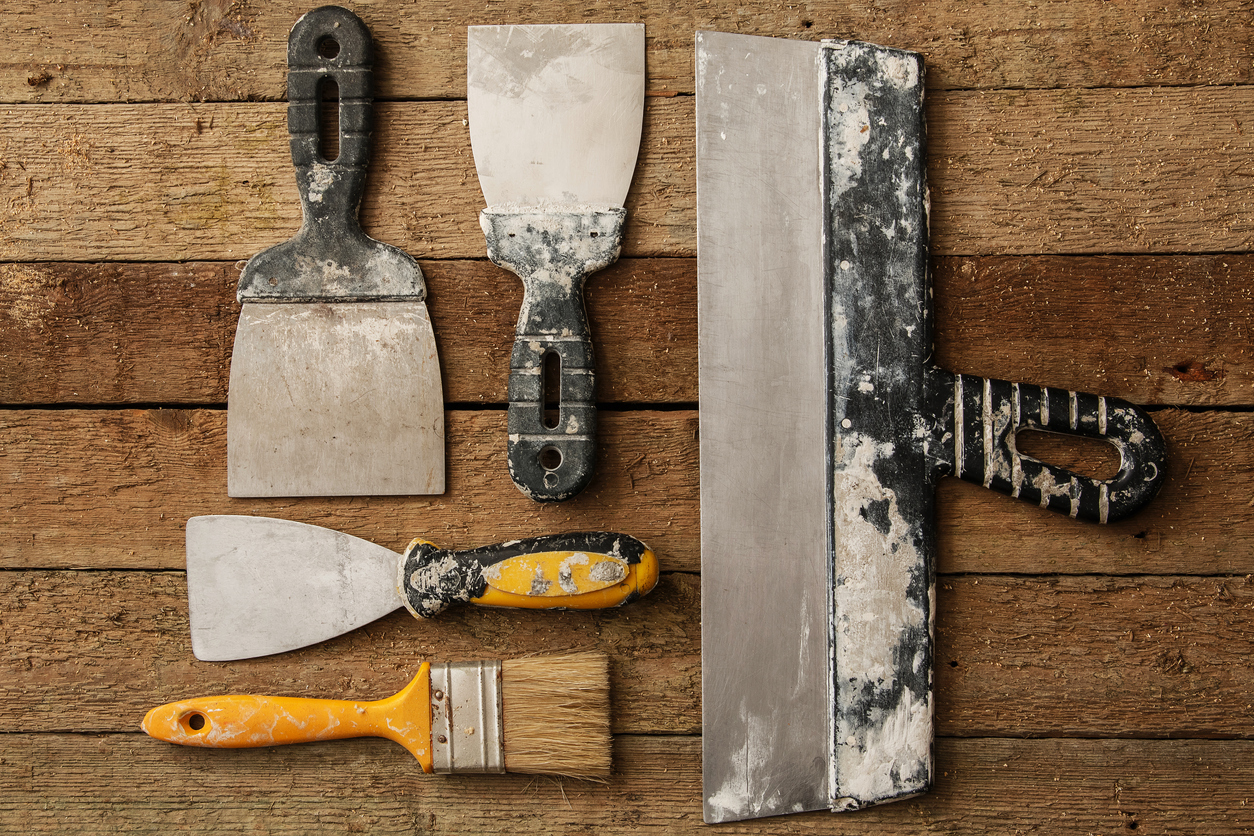 tête des outils de peinture sur la surface du bois