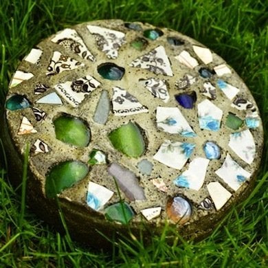 10 DIY Step Stones to Brighten Any Garden Walk