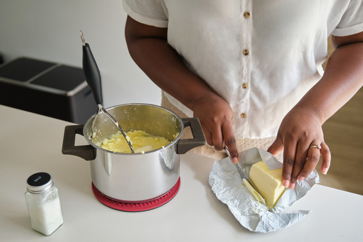 iStock-1436358615 turkey shortage putting butter into mashed potatoes