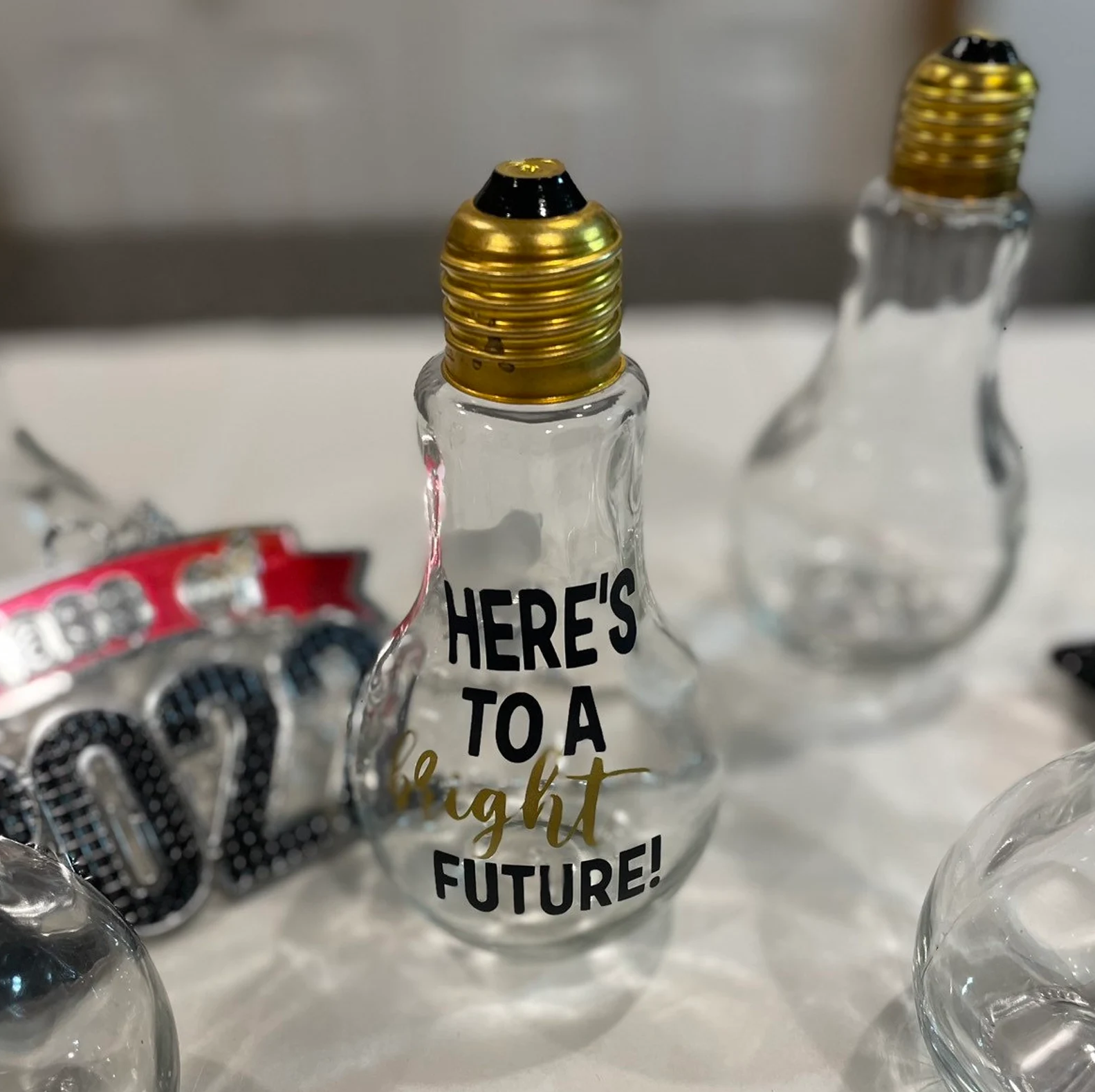 Ampoule avec "Here-to-a-Bright-Future" peinte sur le côté