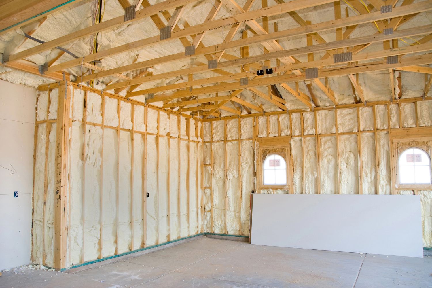 L'intérieur d'un garage inachevé.