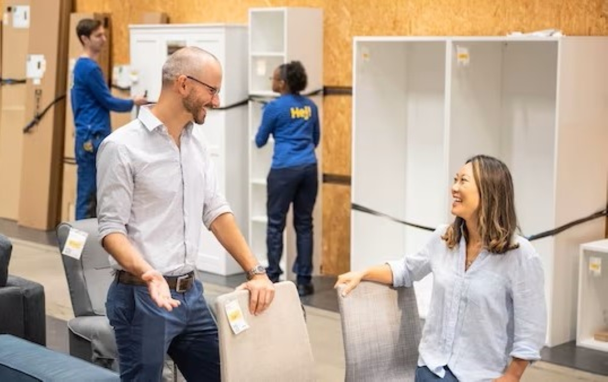 Un couple discute de la vente de chaises.