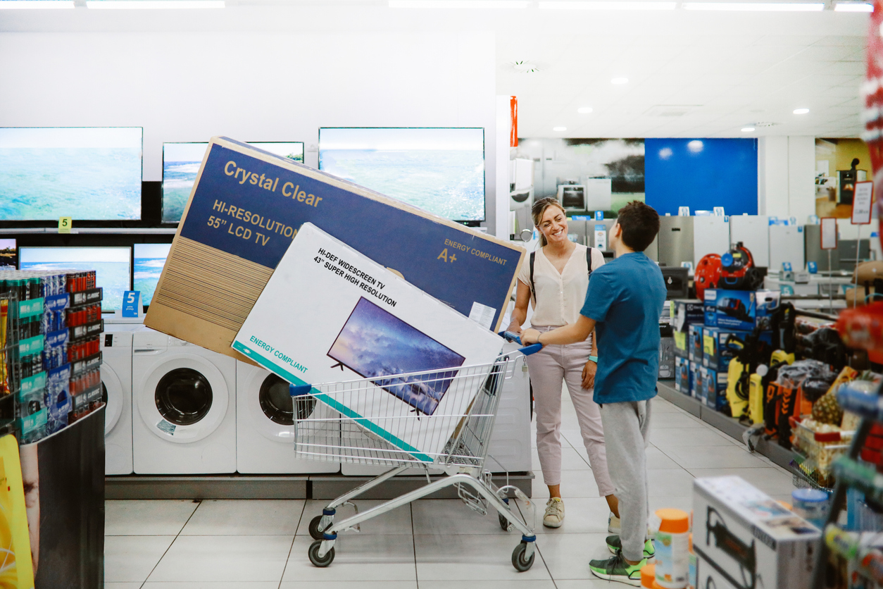 iStock-1333807917 rabais et crédits d'impôt mère et fils achètent deux téléviseurs.jpg