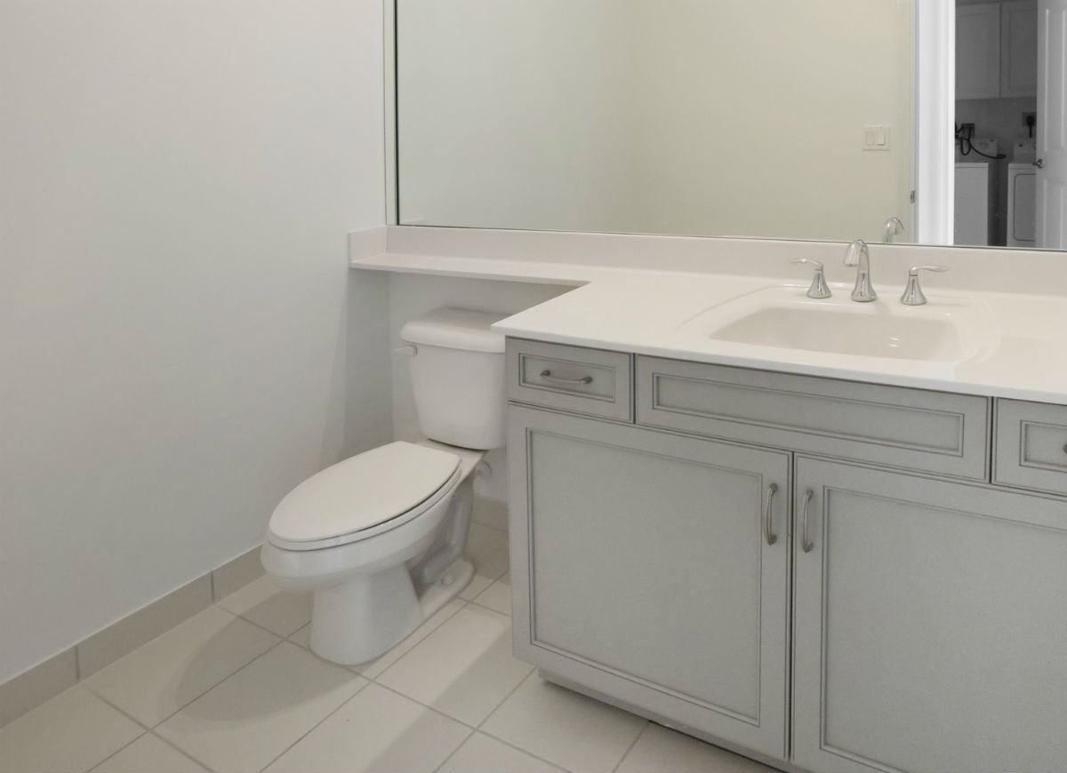 8 Tips for Remodeling a Tiny Bathroom