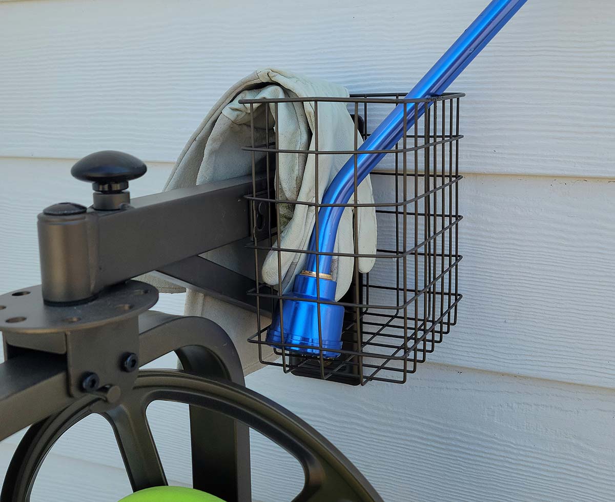 Tuyau d'arrosage bleu dans un panier d'enrouleur de tuyau Liberty