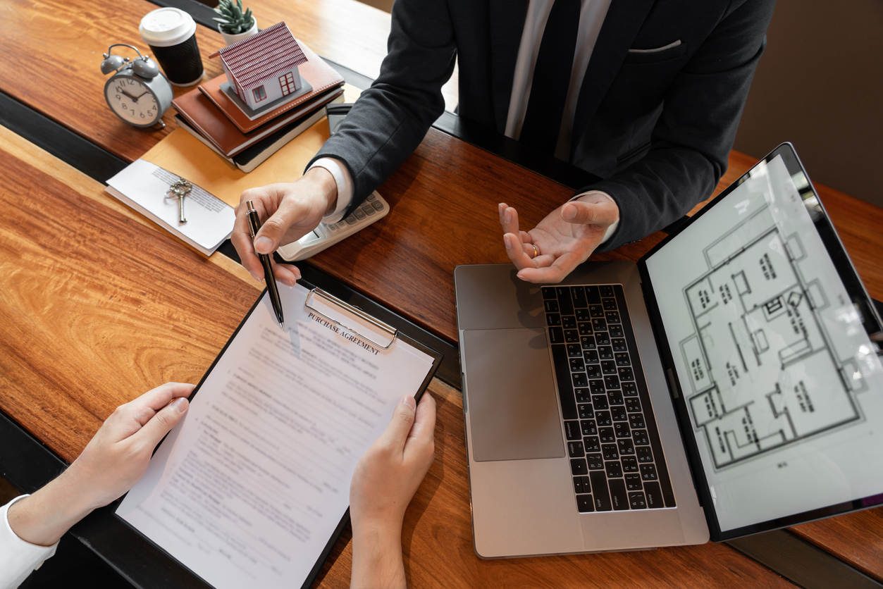 iStock-1218302307 héritant d'une maison, homme expliquant le contrat de vente à l'acheteur de la maison