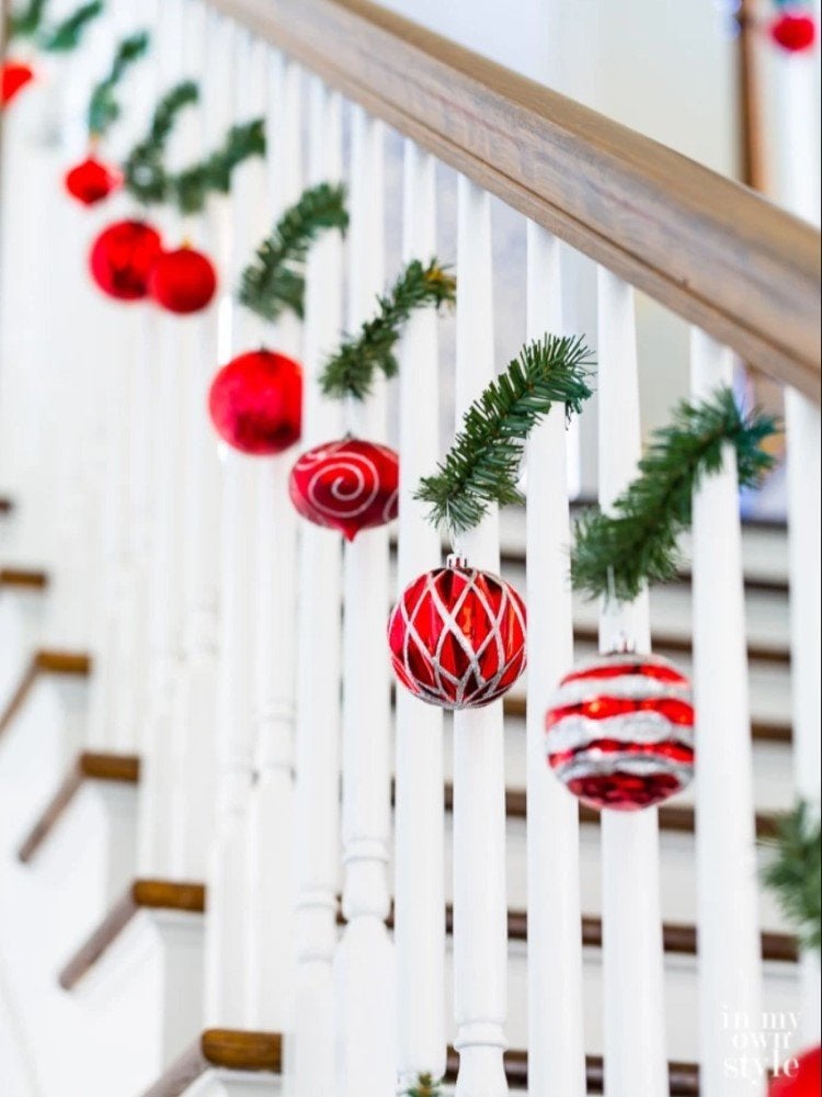 15 Ways to Decorate the Staircase This Holiday Season