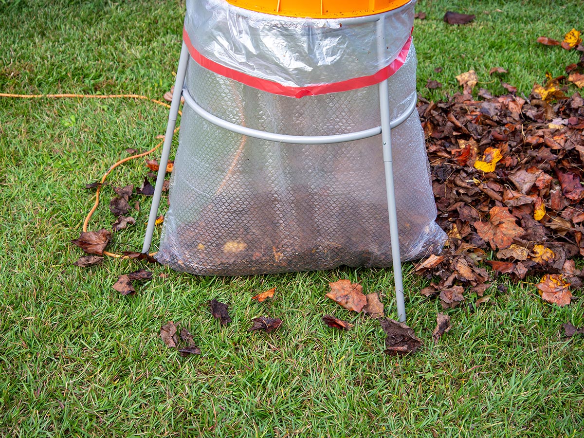 Sac de récupération des feuilles lors de leur broyage par le broyeur de feuilles Worx