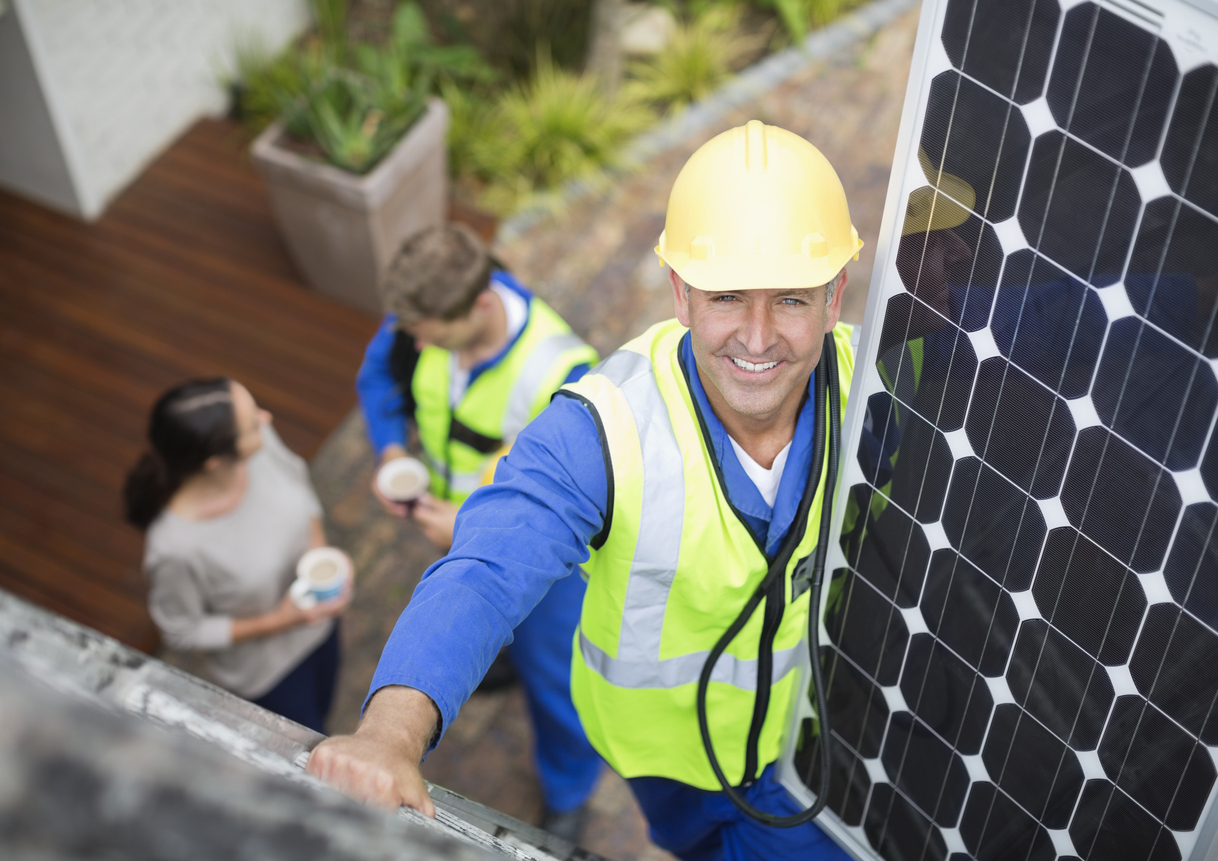 iStock-169270315 rabais et crédits d'impôt technicien installateur de panneaux solaires.jpg