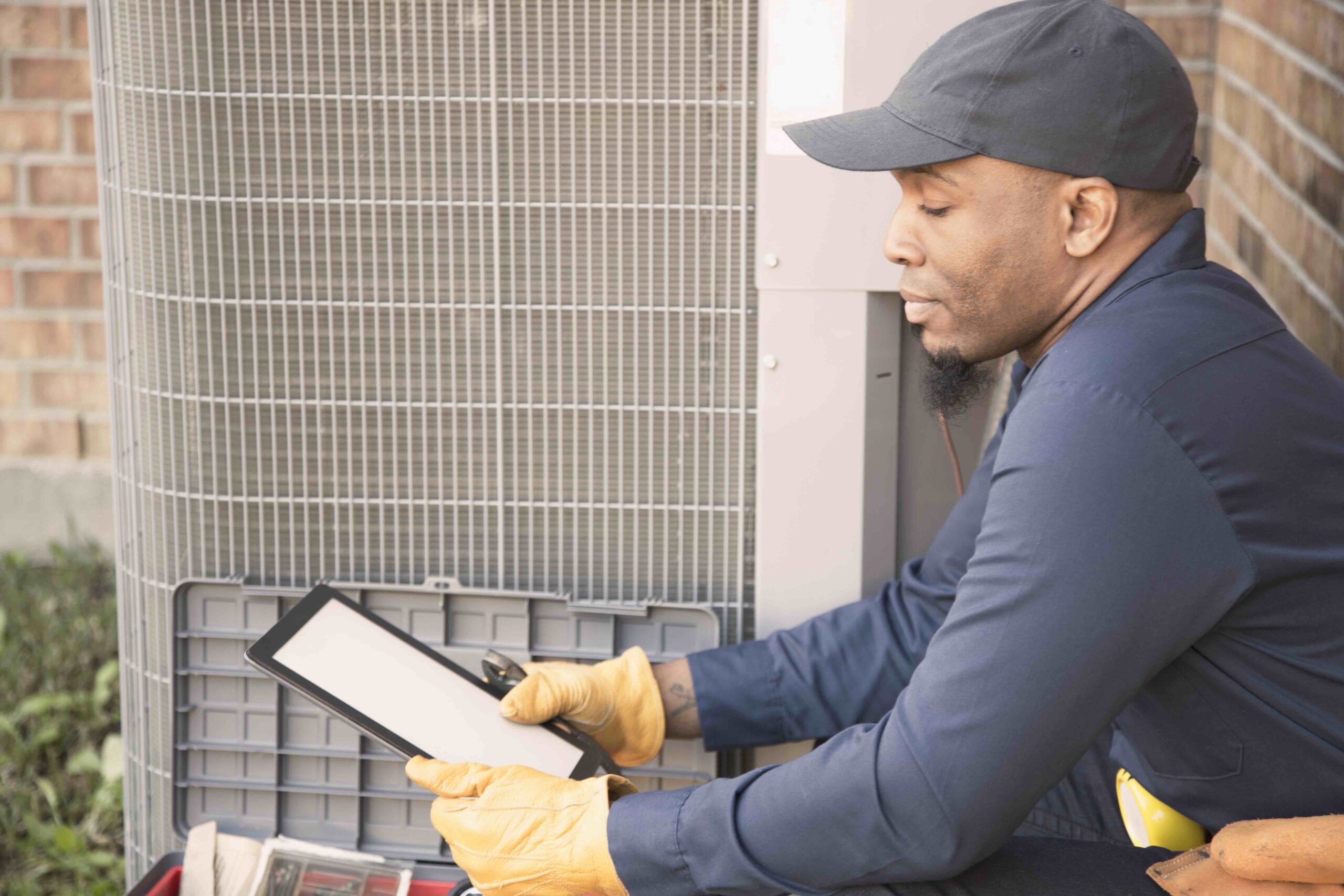 Technicien CVC vérifiant l'unité CVC