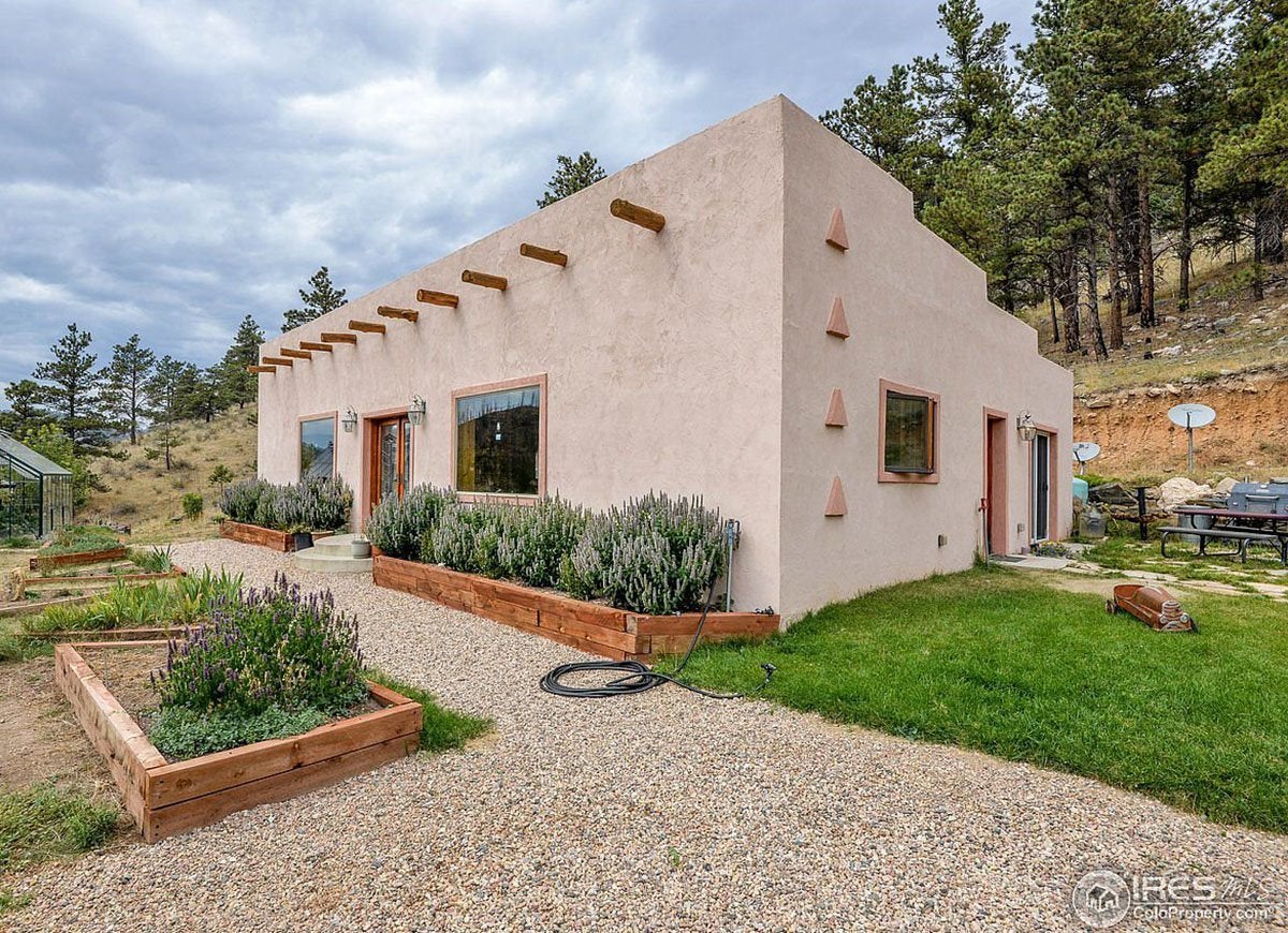 15 Off-the-Grid Homes for Sale Right Now