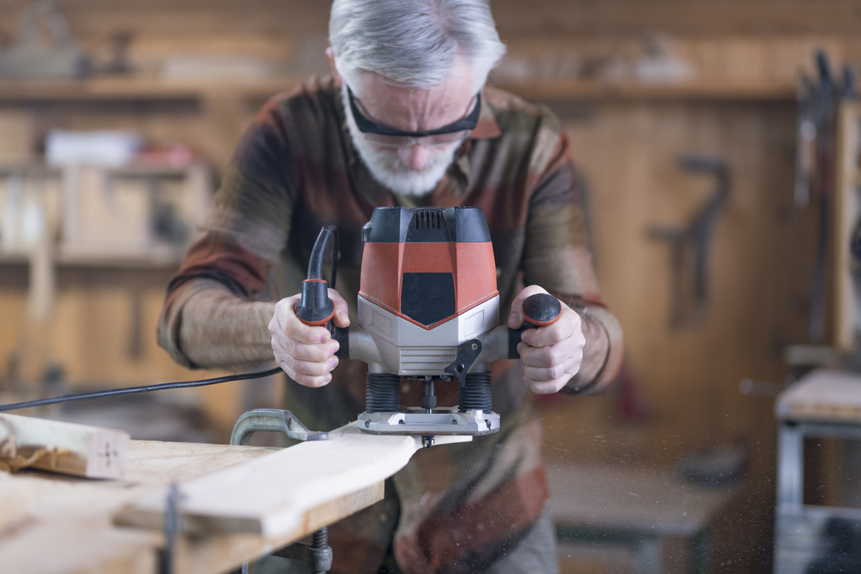 iStock-1136580348 comment utiliser un routeur homme utilisant un routeur pour créer des bords complexes.jpg