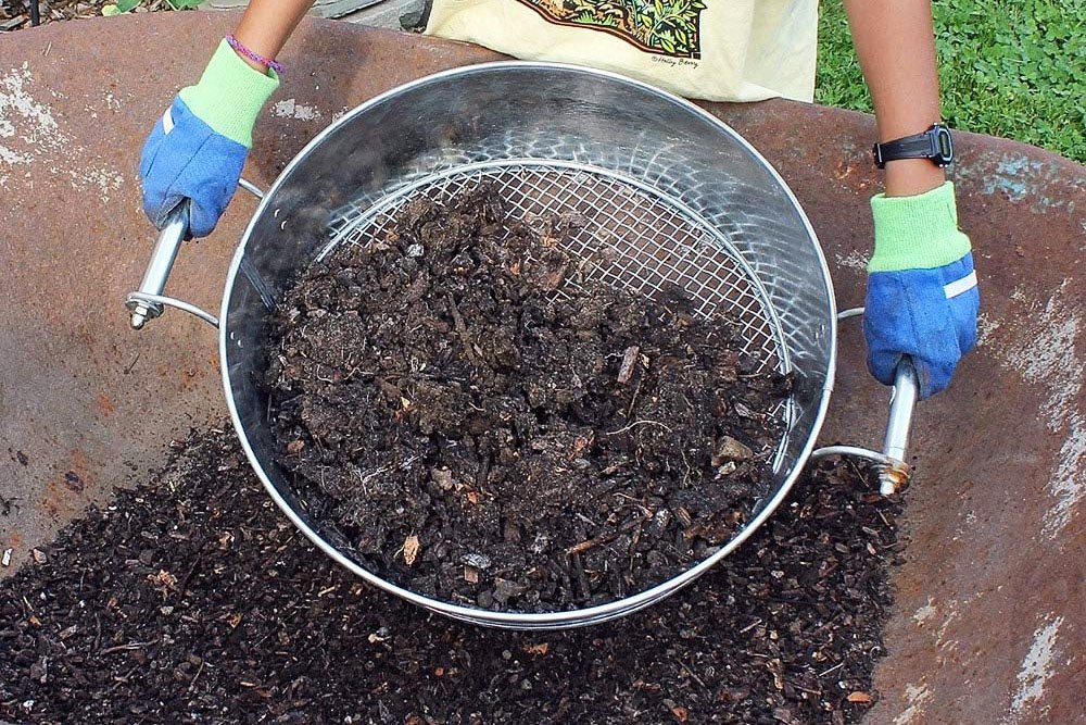 Comment utiliser le compost : le criblage