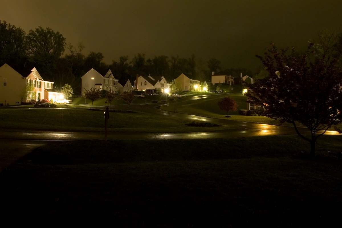 Quartier avec un peu de lumière dans les maisons