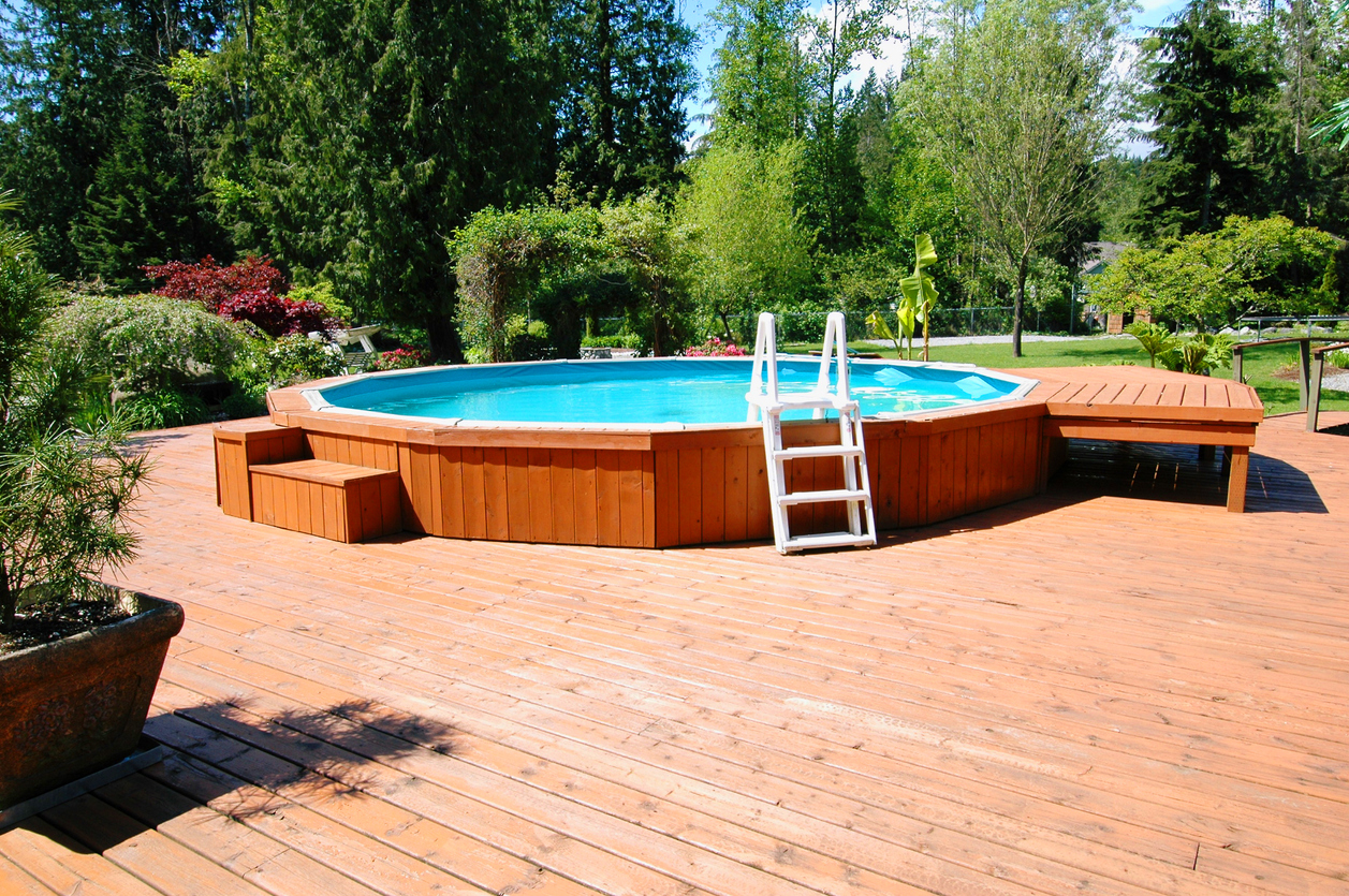 Piscine hors sol encastrée dans une terrasse en bois