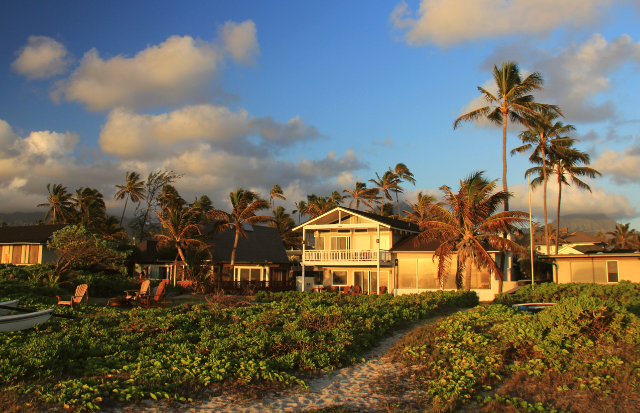 maisons de plage à hawaï, aménagement paysager avec sable, palmiers, coucher de soleil