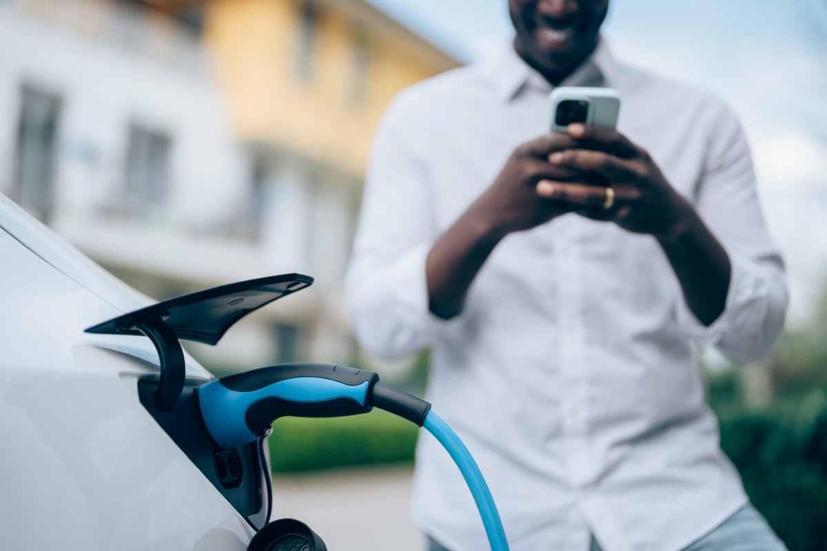 Comment préparer votre maison pour une voiture électrique – un homme au téléphone