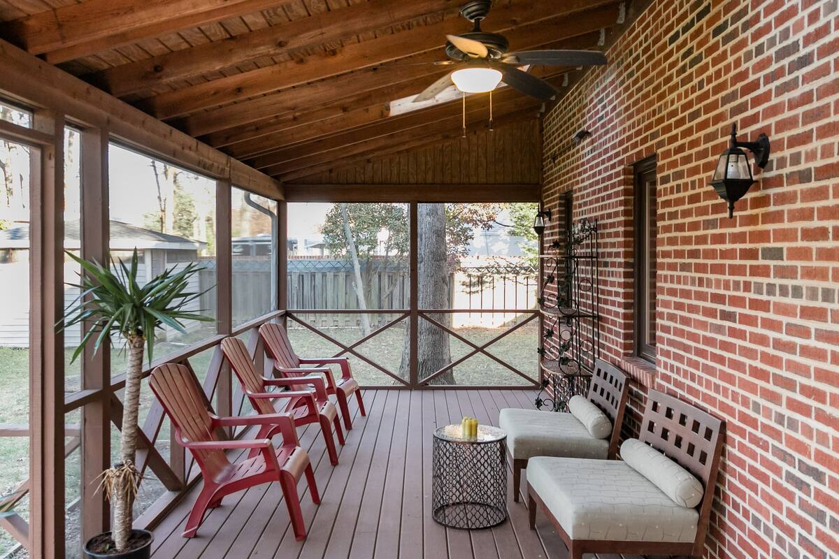 12 Seductively Serene Screened Porch Ideas