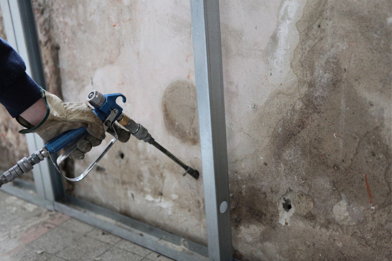 Gros plan d'un mur de garage en cours de rénovation. 