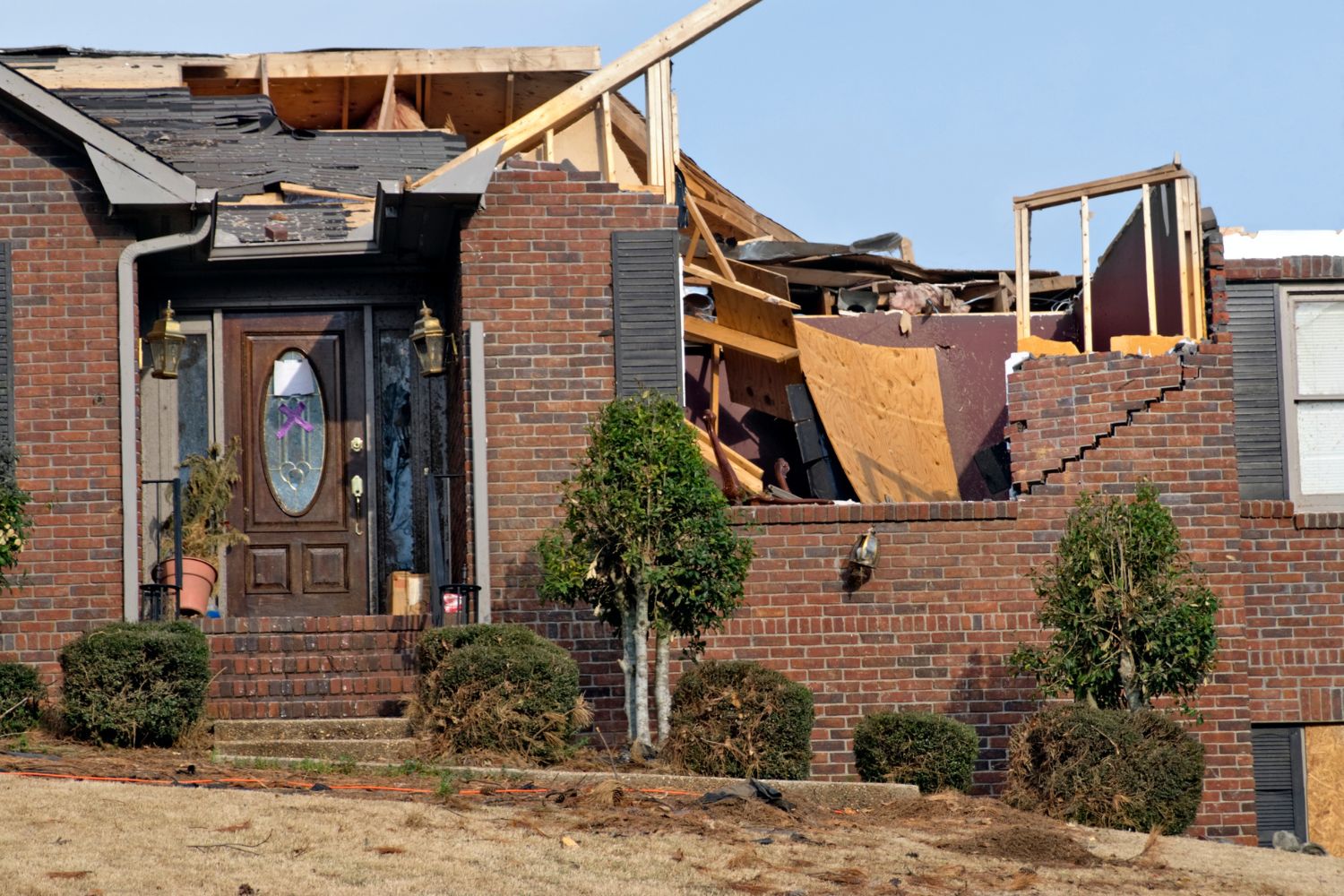 Une maison détruite par une tornade.