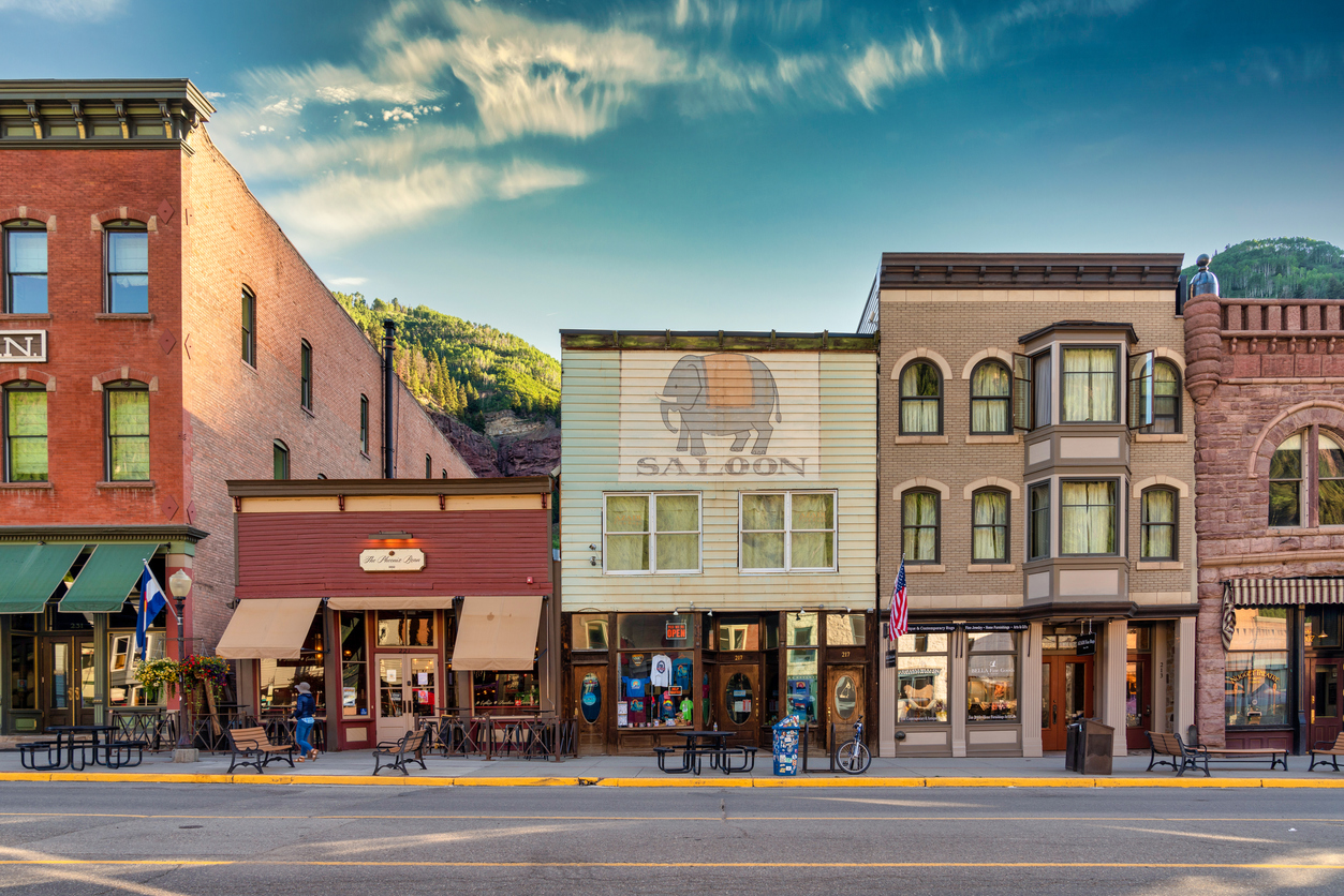 centre-ville historique de telluride, colorado, devantures de magasins de saloon, montagnes