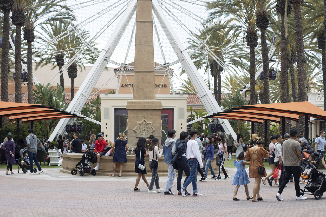 Les acheteurs du Irvine Spectrum Center, l'une des destinations de divertissement et de shopping les plus populaires du sud de la Californie, avec une grande roue géante de 108 pieds.