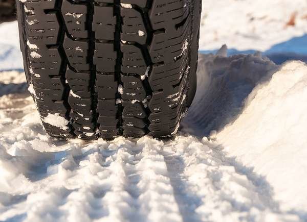 gros plan d'un pneu neige