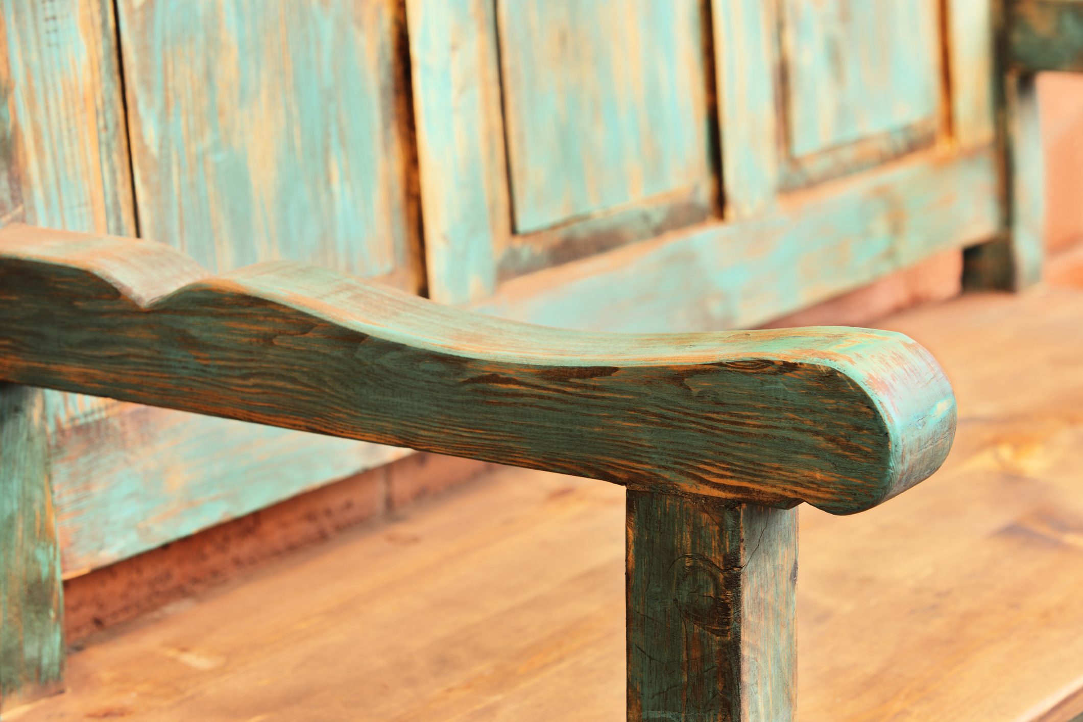 Banc en bois fabriqué selon des méthodes modernes, mais fini de manière à donner l'impression que des artisans mexicains d'une époque révolue l'ont fabriqué à la main. Sedona, Arizona, 2013.