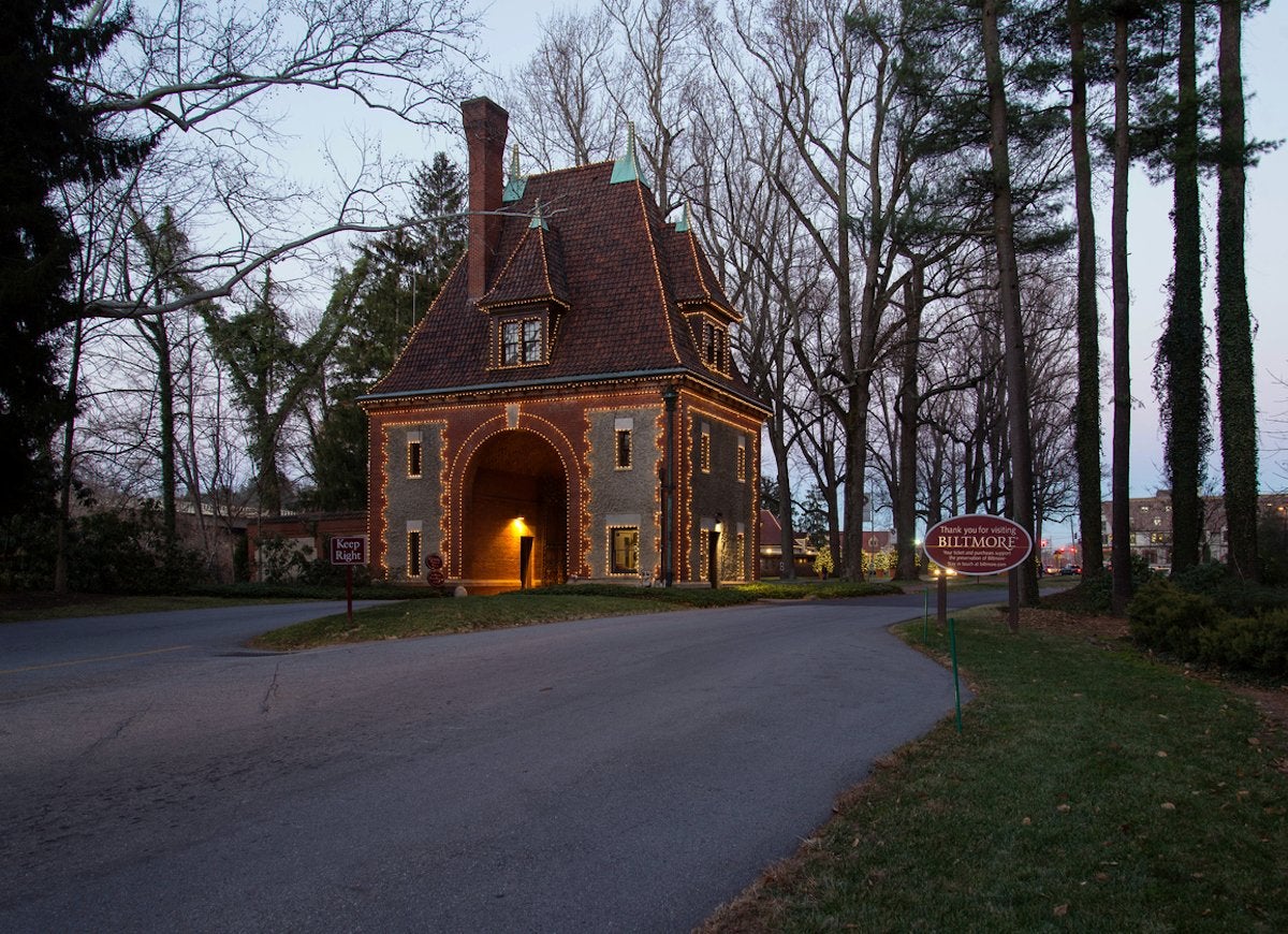 See How 20 Historic Homes Decorate for the Holidays