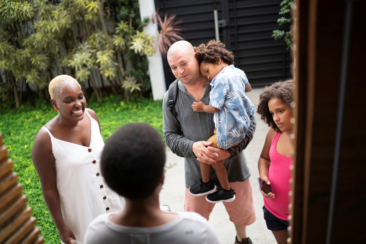 Des membres de la famille viennent rencontrer quelqu'un à la porte