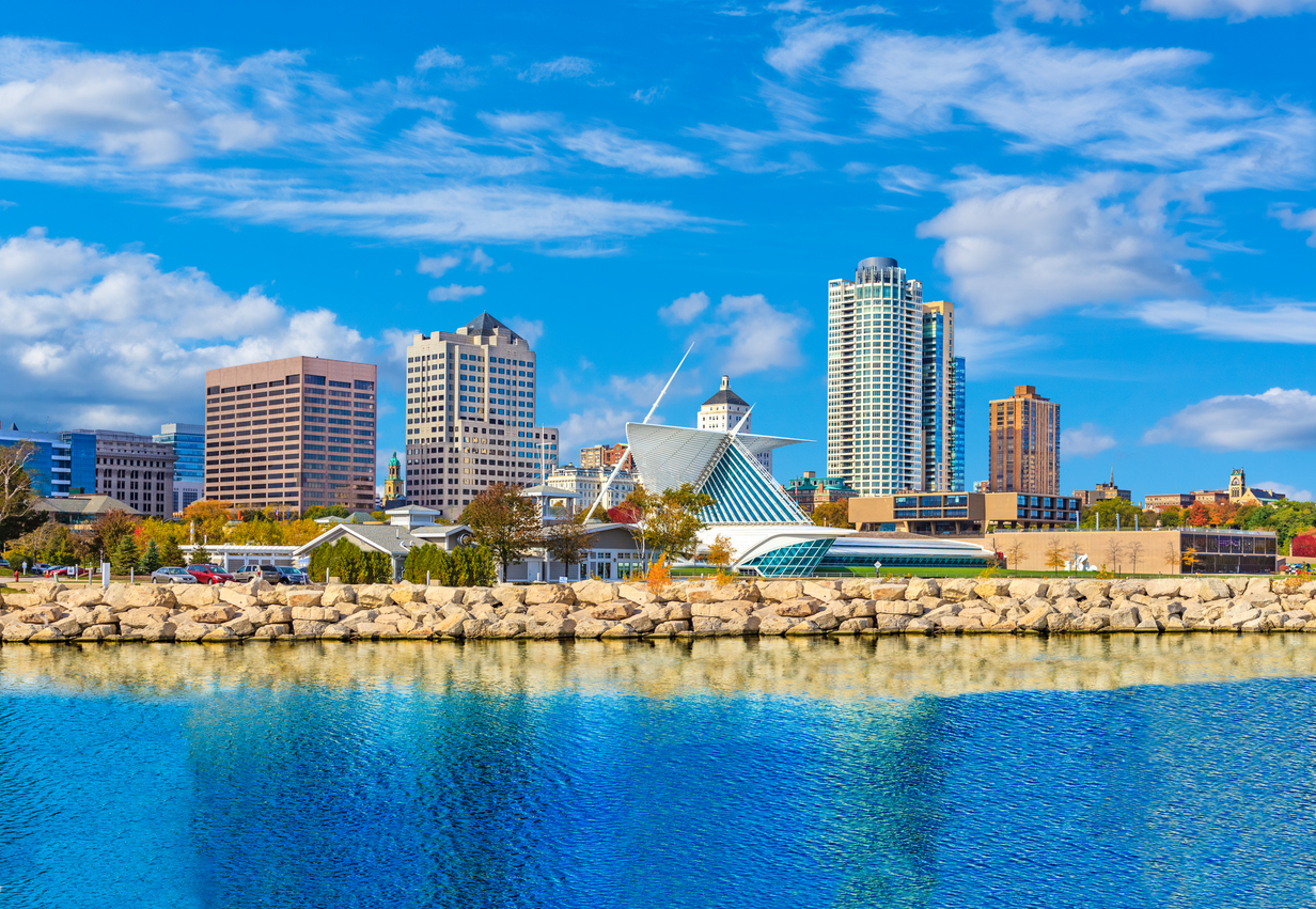 view of milwaukee art museum and skyline from lake