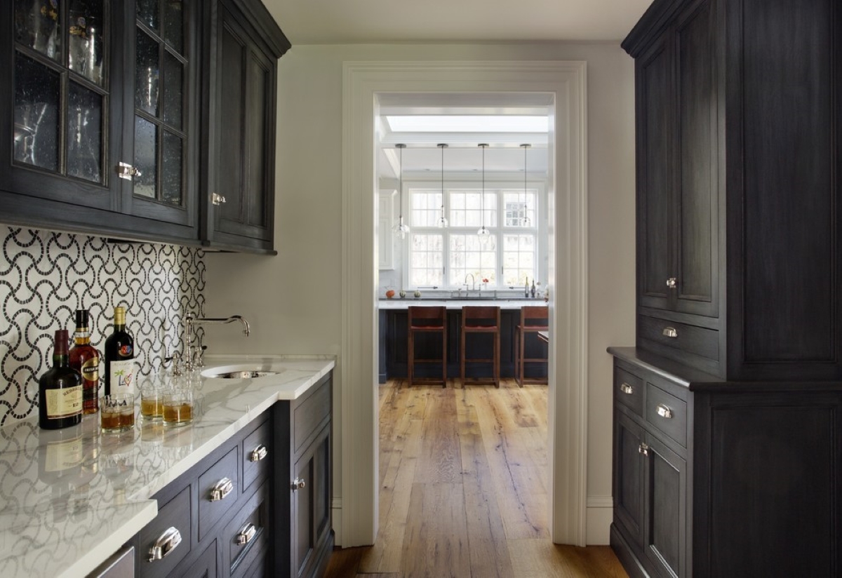 Vue depuis le garde-manger du majordome vers la cuisine à travers une porte